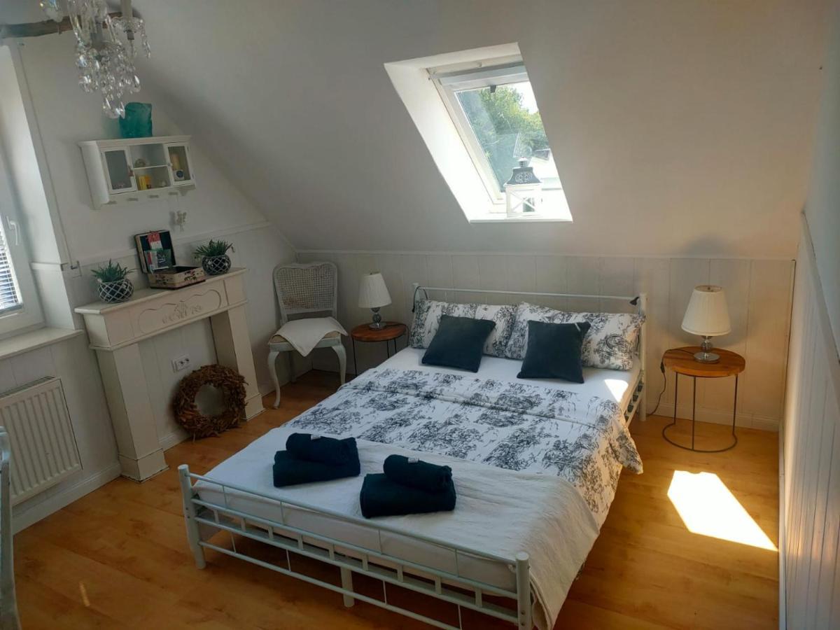 Homestay Luana's White